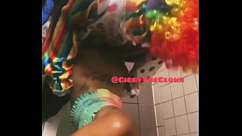 Gibby The Clown se folla a Jasamine Banks por la espalda