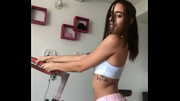 Chica sexy baila reggaeton  con falda corta