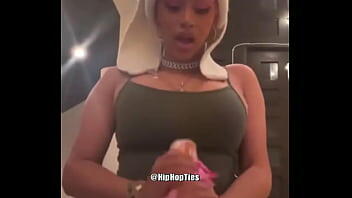 Cardi B recibe crema en la boca.