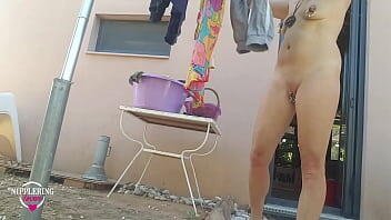 nippleringlover milf cachonda colgando la ropa desnuda al aire libre perforaciones extremas en el pezón y el coño