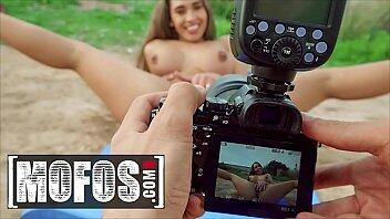 MOFOS - Publick Pickups - Jordi Briana Banderas - Sesión de fotos al aire libre de Briana