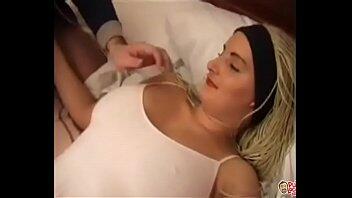 Torbe Follando a inocente muchacha sexo a cuatro patas corriendose en culo espatarrada y gozando del sexo