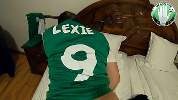 Lexie se divierte sola en su habitación de hotel después del partido de fútbol