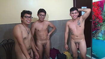 3 jovencitos estudiantes - Competencia de masturbación