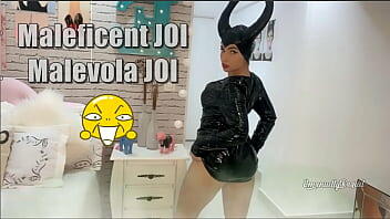 Maléfica cosplayer sexy morena de culo perfecto en ajustado vestido de látex negro hablando sucio al estilo JOI, mientras se burla con su gran trasero y chupa su juguete, pidiendo un poco de leche en su boca