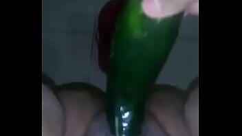 Novia de mi primo se masturba rico con pepino gime como loca