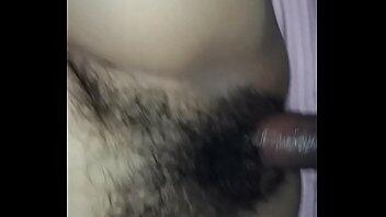 Chica amateur real con tetas pequeñas chupa y se folla a un viejo